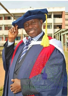 Dr. Abdulrasaq Omoniyi Oyewale receiving an award.